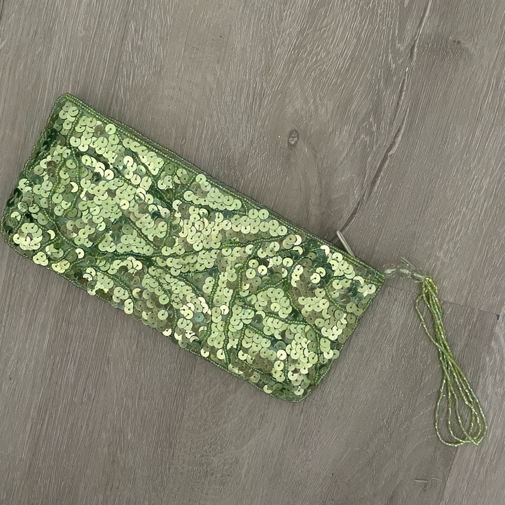 La Regale Green Sequin Wristlet Clutch - Picture 2 of 6